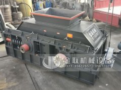 1500x1000大型半自動(dòng)液壓對輥破碎機發(fā)往廣東